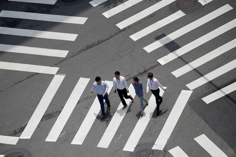 &copy; Reuters. FILE PHOTO: People walk on a zebra crossing in central Seoul, South Korea, June 15, 2016.  REUTERS/Kim Hong-Ji