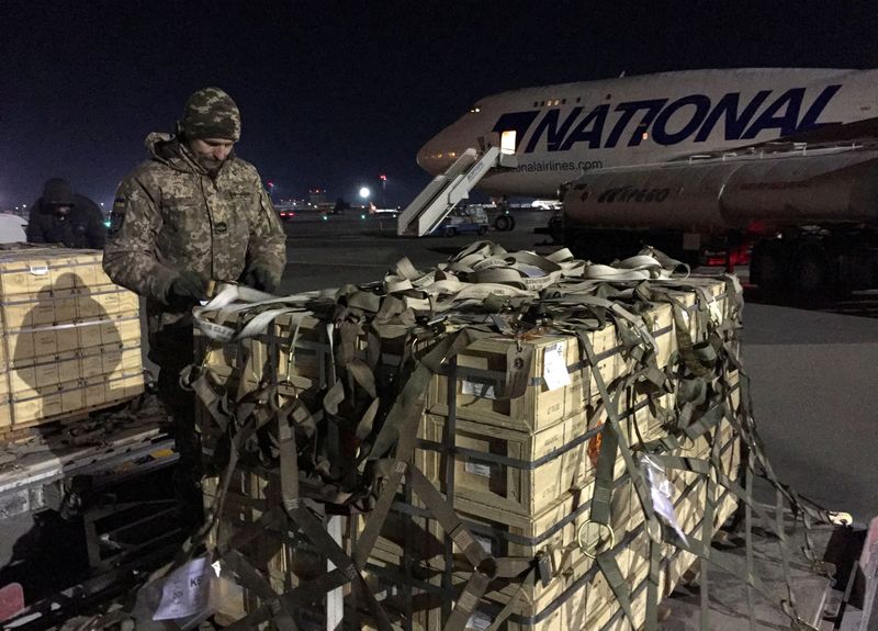 © Reuters. FILE PHOTO: Military aid, delivered as part of the United States' security assistance to Ukraine, is unloaded from a plane at the Boryspil International Airport outside Kyiv, Ukraine February 13, 2022. REUTERS/Serhiy Takhmazov