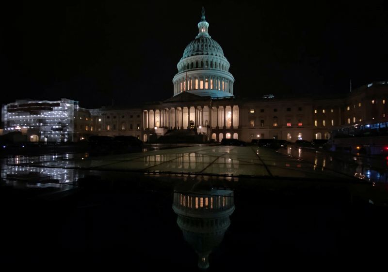 &copy; Reuters. مشهد ليلي لمبنى الكونجرس الأمريكي في العاصمة الأمريكية واشنطن في صورة أرشيفية من رويترز