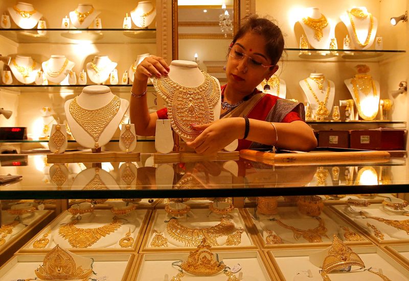 &copy; Reuters. FILE PHOTO: A saleswoman displays a gold necklace inside a jewellery showroom on the occasion of Akshaya Tritiya, a major gold buying festival, in Kolkata, India, May 7, 2019. REUTERS/Rupak De Chowdhuri