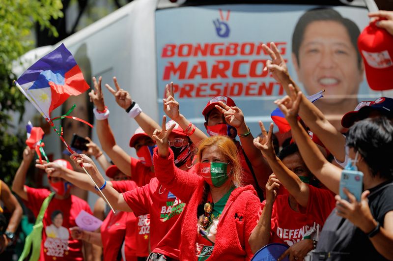 © Reuters. FILE PHOTO: Supporters of presidential candidate Ferdinand 