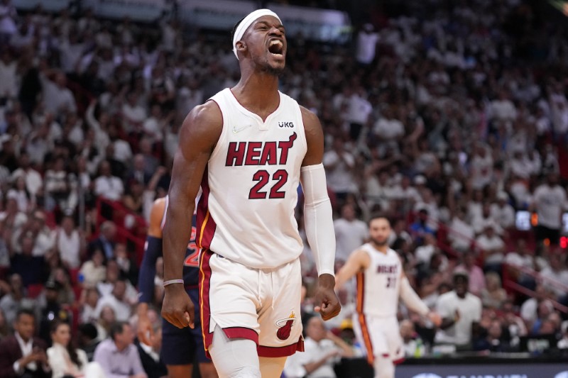 &copy; Reuters. 　ＮＢＡは１０日、各地でプレーオフのカンファレンス準決勝（７回戦制）を行い、東地区第１シードのヒートは第４シードのセブンティシクサーズに１２０─８５で快勝し、３勝２敗で勝