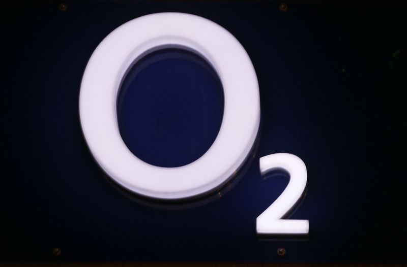 &copy; Reuters. FILE PHOTO: The logo of O2 Deutschland, the German daughter of Spain's Telefonica is seen at a store in Bonn, April 3, 2013.  REUTERS/Wolfgang Rattay 