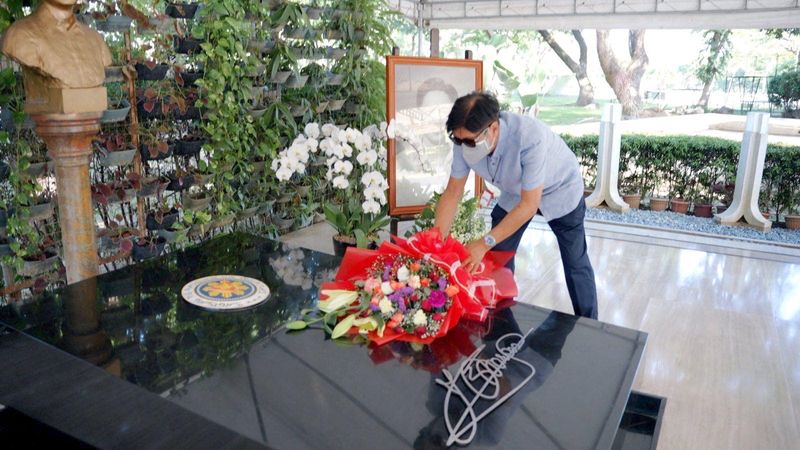 &copy; Reuters. Presidential candidate Ferdinand "Bongbong" Marcos Jr. visits the grave of his father former President Ferdinand E. Marcos, a day after partial results of national elections show he is on course for a huge victory, at Libingan ng mga Bayani, Taguig, Phili