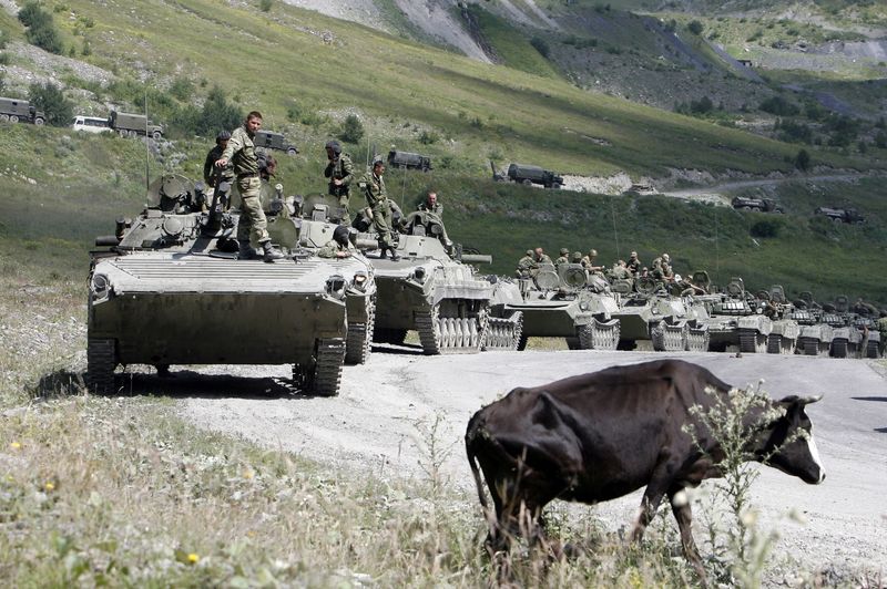 &copy; Reuters. FOTO DE ARCHIVO: Vehículos militares rusos de camino a Osetia del Sur cerca de la frontera entre Osetia del Norte y Osetia del Sur, 9 de agosto de 2008. REUTERS/Denis Sinyakov (GEORGIA)
