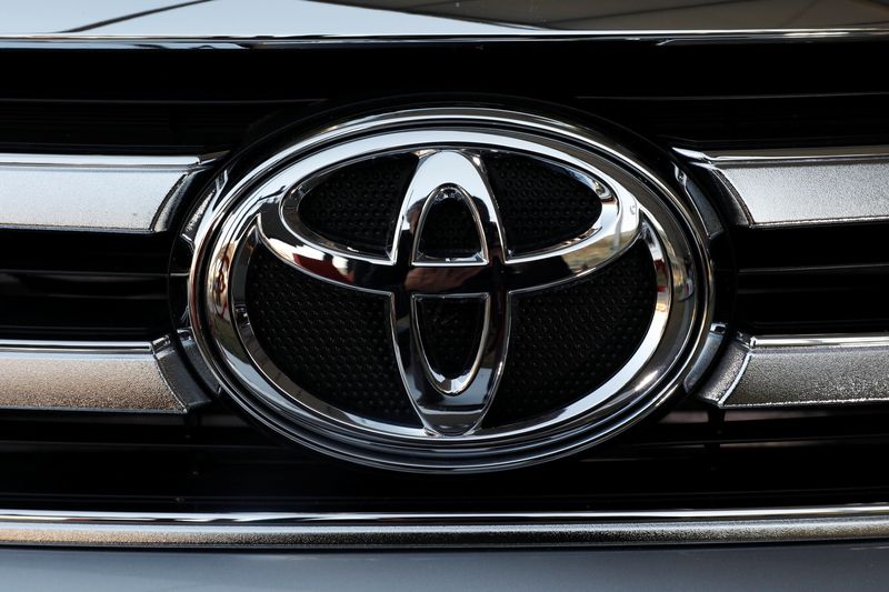 &copy; Reuters. Logo Toyota Motor durante l'International Auto Show a Città del Messico, Messico, 23 novembre 2017 REUTERS/Henry Romero