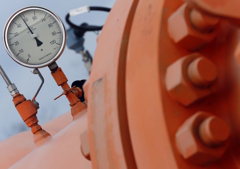 &copy; Reuters. FOTO DE ARCHIVO: Un instrumento de monitorización visto en la tubería de distribución de gas en Beregdaroc, Hungría, uno de los varios puntos donde el gas ruso cruza a la Unión Europea, el 10 de febrero de 2015.  REUTERS/Laszlo Balogh/File Photo