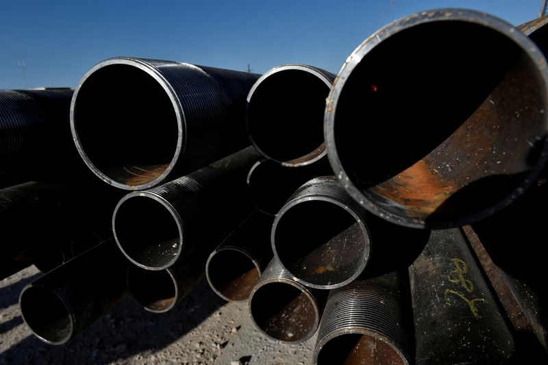 &copy; Reuters. FILE PHOTO: Drill pipe is seen on an oil lease owned by Oasis Petroleum in the Permian Basin near Wink, Texas U.S. August 22, 2018. Picture taken August 22, 2018. REUTERS/Nick Oxford