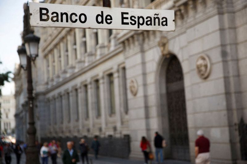 &copy; Reuters. FILE PHOTO: People walk past the Bank of Spain in central Madrid October 23, 2014. REUTERS/Sergio Perez