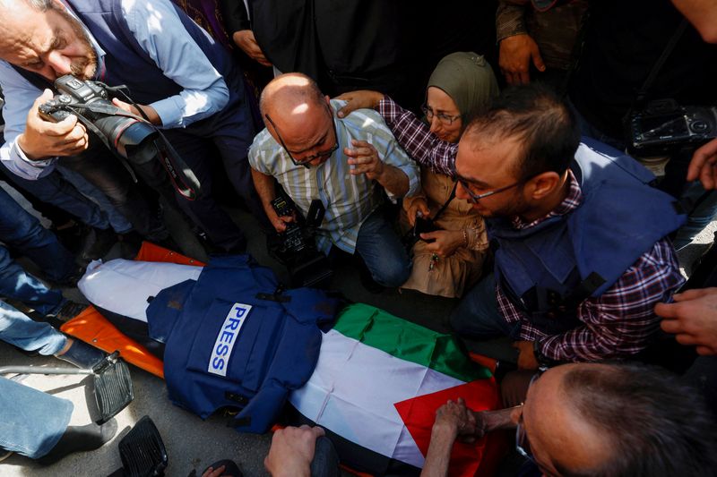 © Reuters. مشيعون، بينهم صحفيون، بجوار جثمان شيرين أبو عاقلة مراسلة قناة الجزيرة الإخبارية القطرية التي قتلت في جنين يوم الأربعاء. تصوير محمد تركمان - رويترز