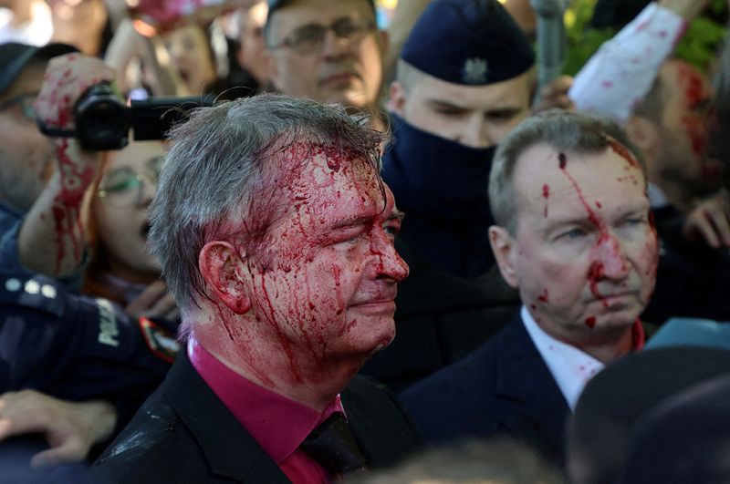 &copy; Reuters. FOTO DE ARCHIVO: El embajador ruso en Polonia, Poland Sergey, con la cara cubierta de pintura roja tras ser rociado por una manifestante durante un acto público celebrado en Varsovia, Polonia, el 9 de mayo de 2022. Slawomir Kaminski/Agencja Wyborcza.pl v