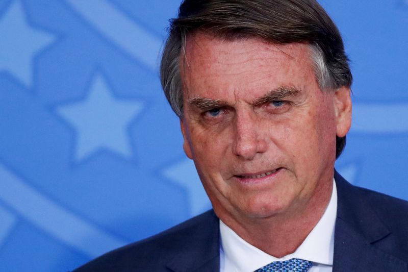 Ataques de Bolsonaro al sistema de votación en Brasil le hacen perder votantes moderados -encuesta