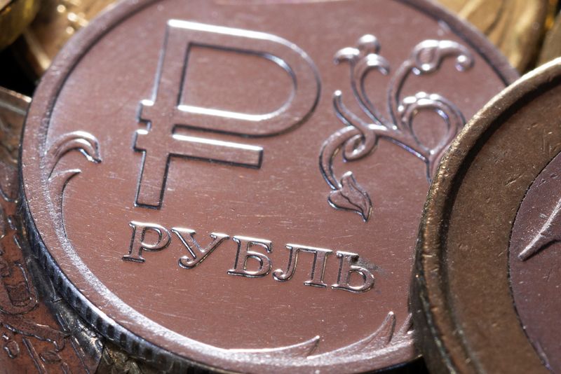 &copy; Reuters. Russian rouble coin is seen in this illustration taken April 7, 2022. REUTERS/Dado Ruvic/Illustration