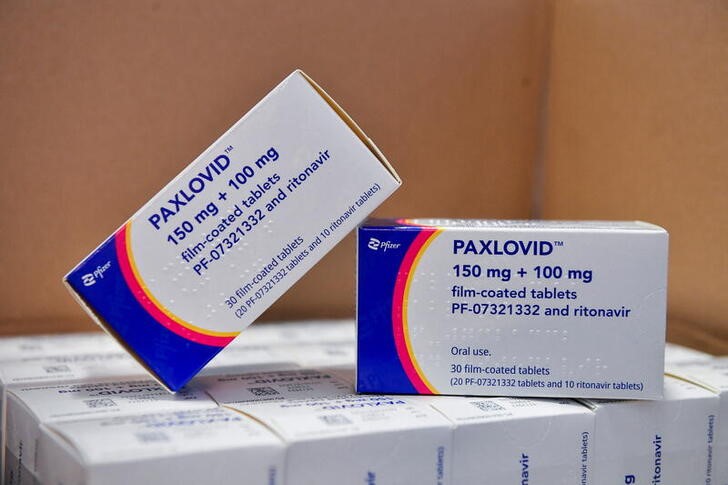 &copy; Reuters. FILE PHOTO: Coronavirus disease (COVID-19) treatment pill Paxlovid is seen in boxes, at Misericordia hospital in Grosseto, Italy, February 8, 2022. REUTERS/Jennifer Lorenzini