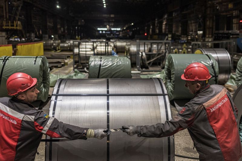 &copy; Reuters. Funcionários trabalham na usina de Zaporizhstal, a terceira maior siderúrgica da Ucrânia localizada em Zaporizhzhia, em meio à invasão russa do páis
30/03/2022 REUTERS/Marko Djurica