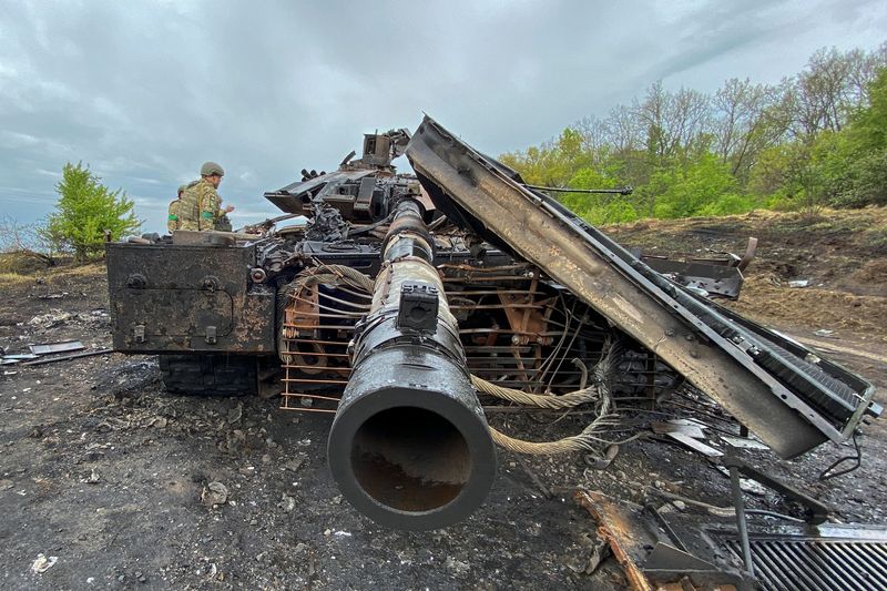 &copy; Reuters. Tanque russo destruindo por Forças Armadas Ucranianas perto de  Staryi Saltiv
09/05/2022. REUTERS/Vitalii Hnidyi