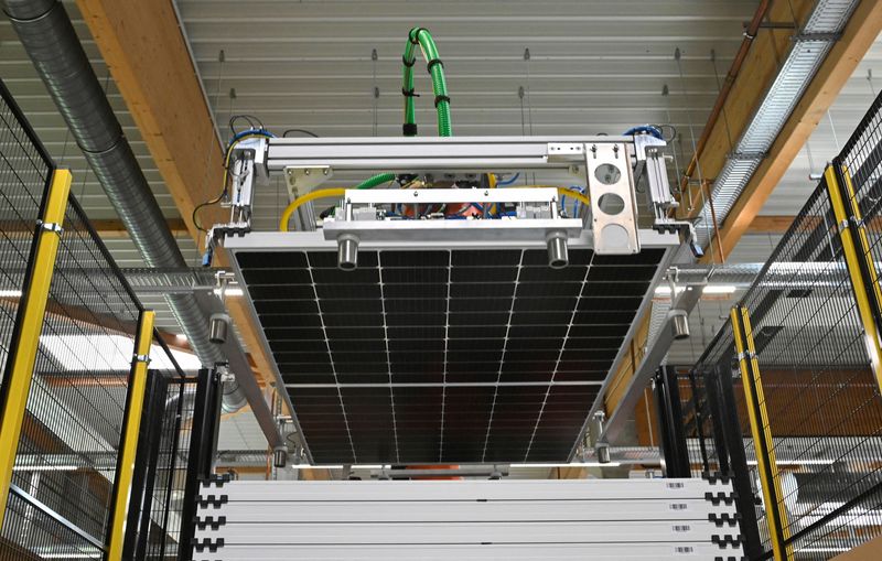 &copy; Reuters. FILE PHOTO: A view of the production line for solar panels at photovoltaics systems maker Solarwatt in Dresden, Germany, May 4, 2022. REUTERS/Matthias Rietschel/File Photo