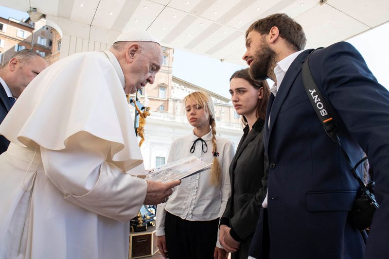 &copy; Reuters. Las esposas de los soldados ucranianos en Azov actualmente atrapados dentro de la siderúrgica Azovstal Iron and Steel Works en Mariúpol se reúnen con el papa Francisco mientras asisten a su audiencia general semanal en El Vaticano. 11 de mayo, 2022. Va