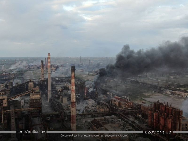 © Reuters. A view shows smoke rising at Azovstal Iron and Steel Works in Mariupol, Ukraine, in this handout picture obtained by Reuters on May 11, 2022. Azov Regiment/Handout via REUTERS