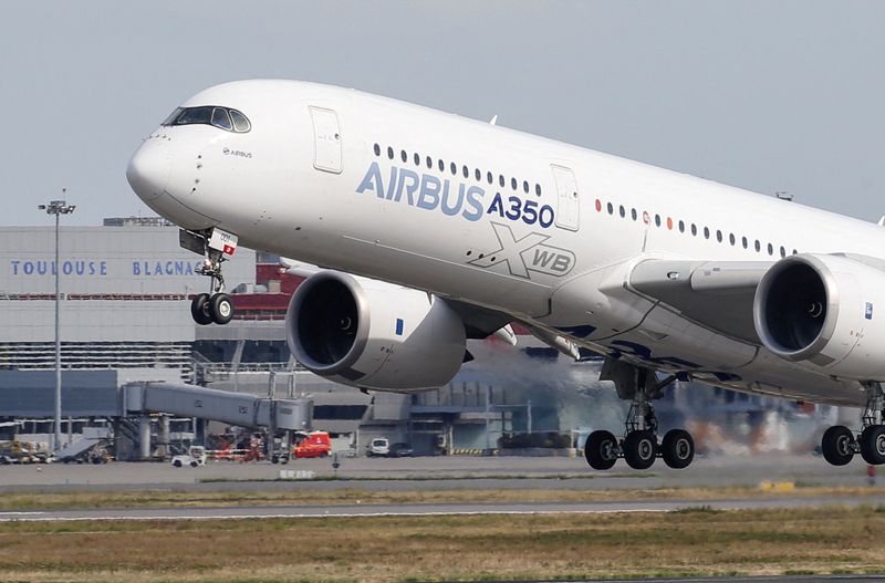 © Reuters. FILE PHOTO: An Airbus A350 takes off at the aircraft builder's headquarters in Colomiers near Toulouse, France, September 27, 2019. REUTERS/Regis Duvignau/File Photo