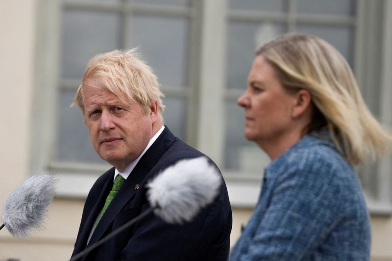 &copy; Reuters. Primeiro-ministro britânico, Boris Johnson, ao lado da primeira-ministra sueca, Magdalena Andersson, durante entrevista coletiva conjunta em Harpsund, na Suécia
11/05/2022 Frank Augstein/Pool via REUTERS