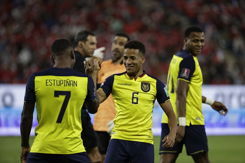 &copy; Reuters. Byron Castillo (ao centro) durante partida entre Equador e Chile pelas eliminatórias para a Copa do Mundo do Catar
16/11/2021 Pool via REUTERS/Alberto Valdes