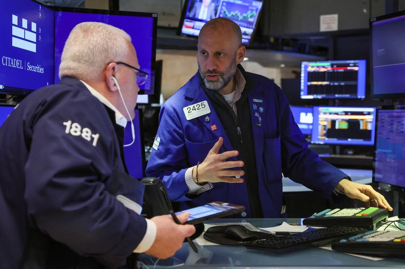 &copy; Reuters. Operadores trabajan en el piso de la Bolsa de Valores de Nueva York (NYSE), en Nueva York, EEUU, Mayo 10, 2022.  REUTERS/Brendan McDermid