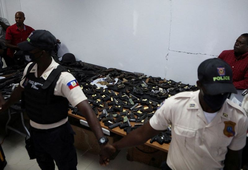 &copy; Reuters. Imagen de archivo de armas confiscadas en operaciones policiales contra pandillas cada vez más poderosas son presentadas a los medios, después de que al menos 75 personas han sido asesinadas en guerras territoriales que comenzaron hace dos semanas, seg