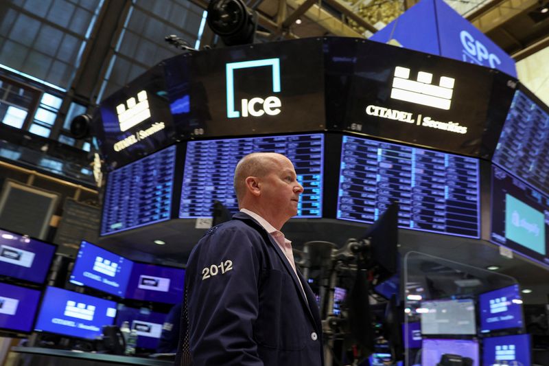 © Reuters. Traders work on the floor of the New York Stock Exchange (NYSE) in New York City, U.S., May 11, 2022.  REUTERS/Brendan McDermid