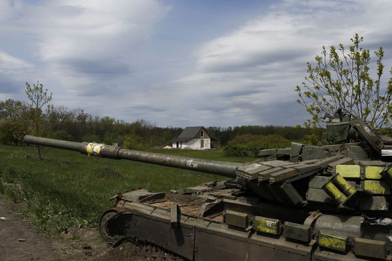 &copy; Reuters. A view shows a house next to a damaged Ukrainian tank in Vilhivka village, amid Russia's attack on Ukraine, near Kharkiv, Ukraine, May 11, 2022. REUTERS/Ricardo Moraes
