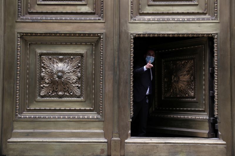 &copy; Reuters. FOTO DE ARCHIVO-Un trabajador de seguridad gesticula mientras cierra la puerta del edificio del Banco Central de Chile en el centro de Santiago, Chile. 16 de marzo de 2021. REUTERS/Ivan Alvarado