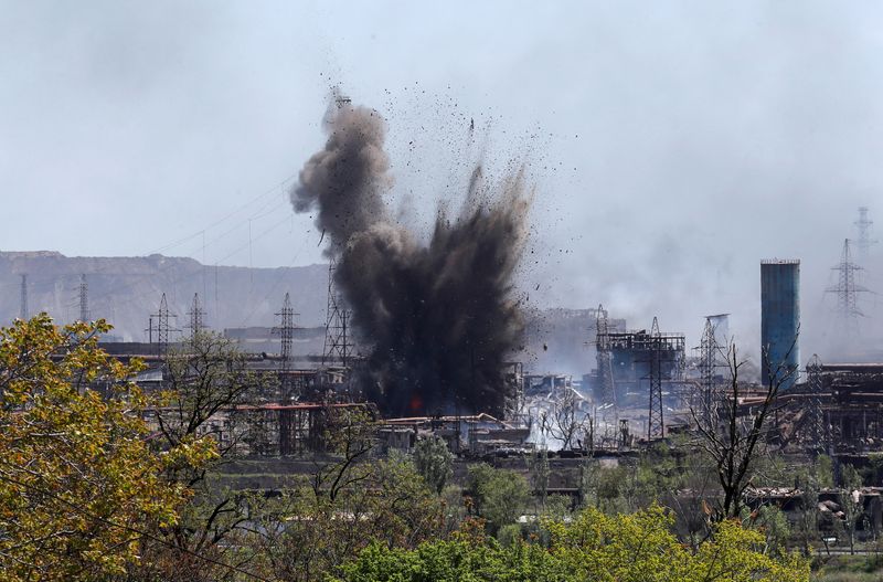 © Reuters. A view shows an explosion at a plant of Azovstal Iron and Steel Works during Ukraine-Russia conflict in the southern port city of Mariupol, Ukraine May 11, 2022. REUTERS/Alexander Ermochenko