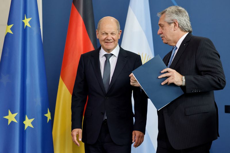 &copy; Reuters. Chanceler alemão, Olaf Scholz, recebe presidente da Argentina, Alberto Fernández, em Berlim
11/05/2022
REUTERS/Hannibal Hanschke
