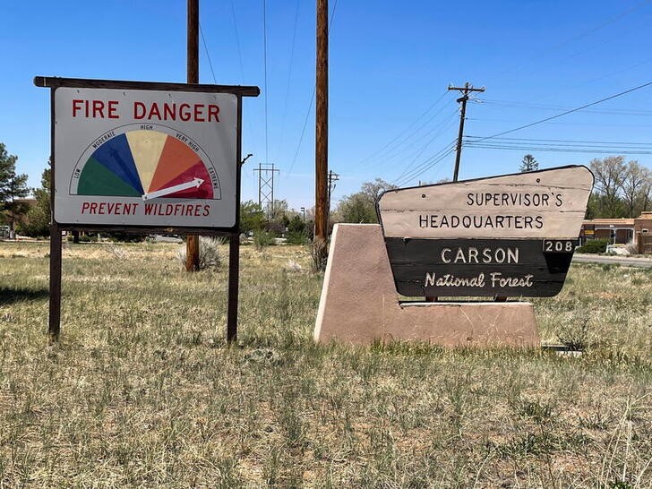 &copy; Reuters. Un cartel muestra un peligro extremo de incendio en el Bosque Nacional Carson, que está cerca del Incendio Hermits Peak Calf Canyon, en Taos, Nuevo México, EEUU, 10 de mayo de 2022. REUTERS/Andrew Hay