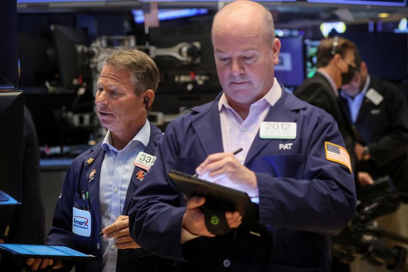 © Reuters. Traders work on the floor of the New York Stock Exchange (NYSE) in New York City, U.S., May 11, 2022.  REUTERS/Brendan McDermid