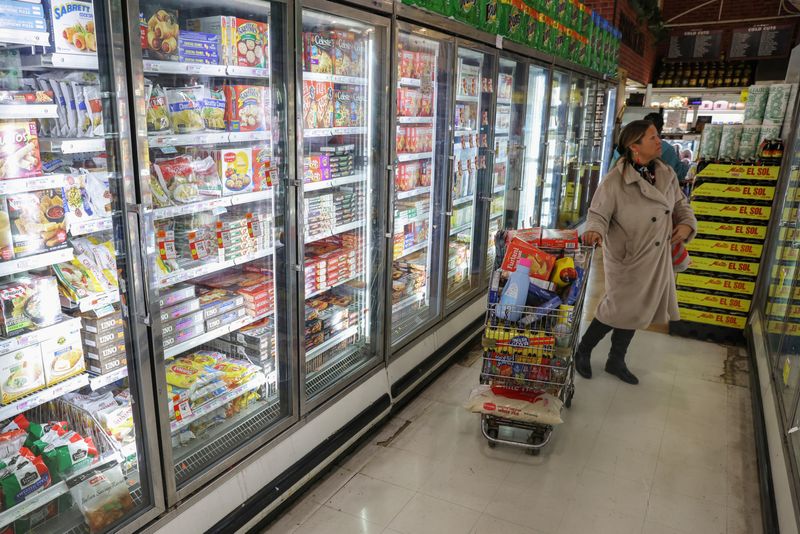 &copy; Reuters. Cliente faz compras em supermercado no Brooklyn, Nova York, EUA
29/03/2022
REUTERS/Andrew Kelly