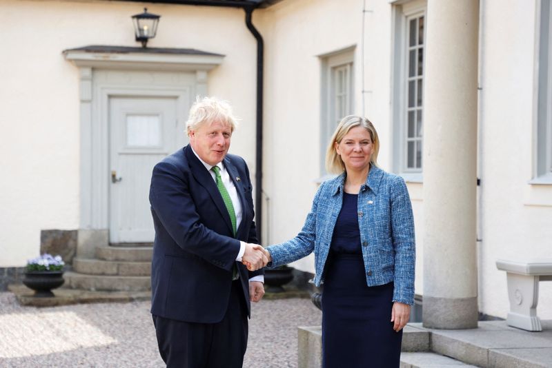&copy; Reuters. El primer ministro británico, Boris Johnson, y la primera ministra sueca, Magdalena Andersson, se reúnen en Harpsund, Suecia. Mayo 11, 2022. Christine Olsson/TT News Agency/vía REUTERS