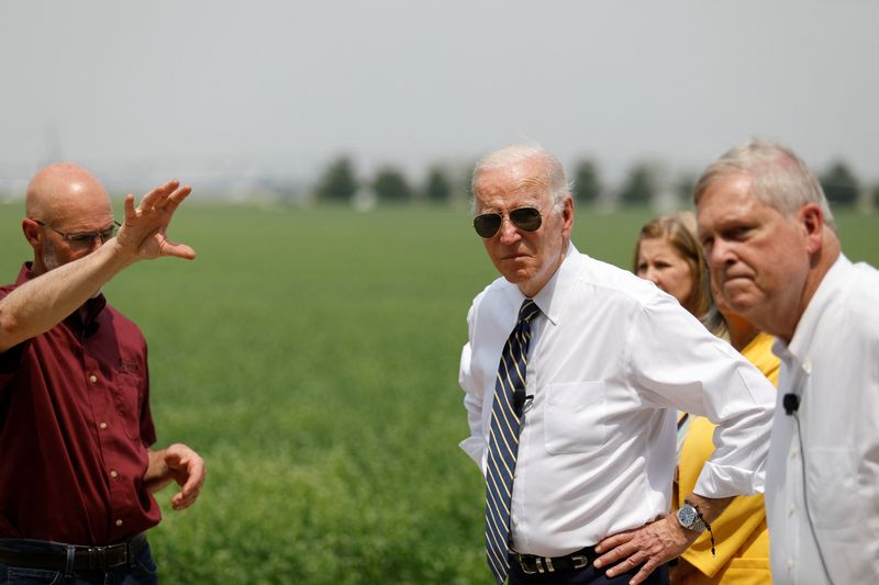 © Reuters. U.S. President Joe Biden visits a family farm in Kankakee, Illinois, U.S., May 11, 2022. REUTERS/Tom Brenner