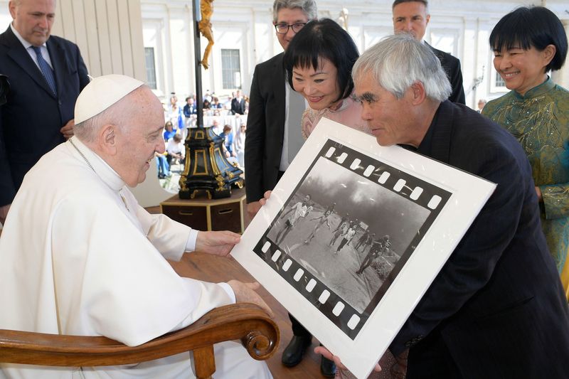 &copy; Reuters. Fotógrafo Nick Ut mostra ao papa Francisco sua foto de 1972 da guerra no Vietnã
11/05/2022
Mídia do Vaticano/Divulgação via REUTERS