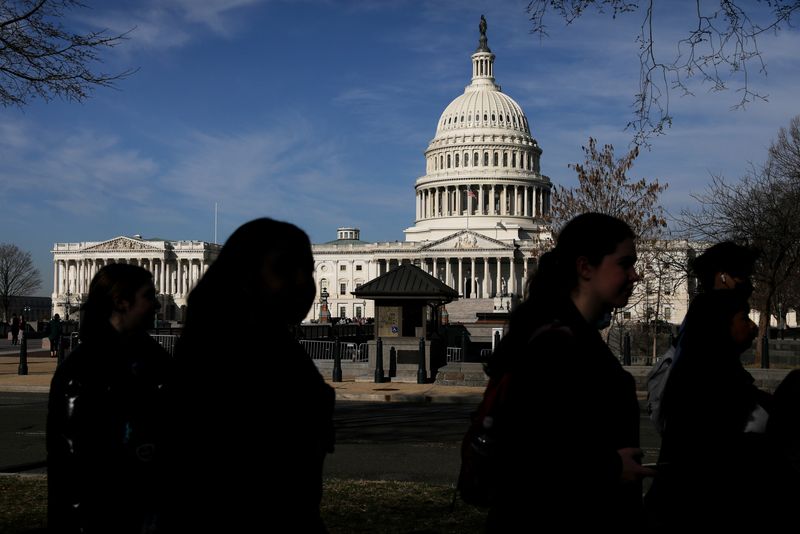 &copy; Reuters. IMAGEN DE ARCHIVO. Personas caminan cerca del Capitolio, en Washington, EEUU. Marzo 15, 2022. REUTERS/Emily Elconin