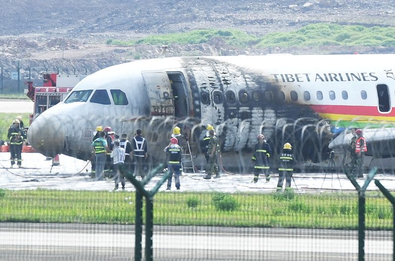 &copy; Reuters. 　５月１２日、中国南西部・重慶市の空港で１２日、チベット航空の旅客機が離陸を中止した後、炎上した。写真は炎上した機体。提供写真（２０２２年　ロイター／cnsphoto）
