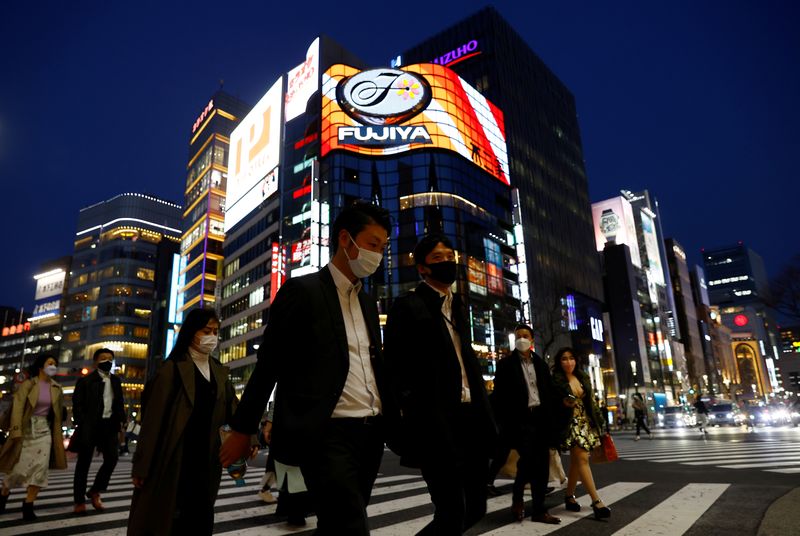 &copy; Reuters. 　５月１２日、内閣府が発表した４月の景気ウオッチャー調査で、景気の現状判断ＤＩは５０．４となり、前月比２．６ポイント上昇した。写真は都内で３月撮影（２０２２年　ロイター／