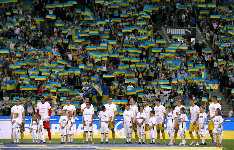 &copy; Reuters. لاعبوا أوكرانيا يصطفون قبل مباراة ودية أمام فريق بروسيا مونشنجلادباخ المنافس في الدوري الألماني لكرة القدم يوم الأربعاء. تصوير: ثيلو شمويل