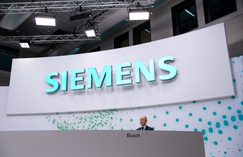 &copy; Reuters. FOTO DE ARCHIVO: El CEO de Siemens, Roland Busch, bajo el logotipo de la empresa alemana durante la junta general de accionistas celebrada en Múnich, Alemania, el 10 de febrero de 2022. Sven Hoppe/Pool via REUTERS