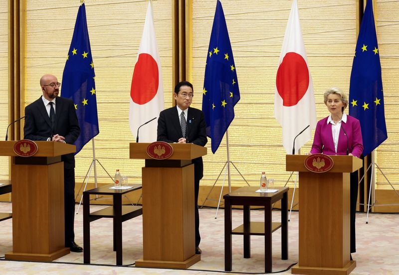 © Reuters. European Commission President Ursula von der Leyen, Japanese Prime Minister Fumio Kishida and European Council President Charles Michel announce their joint statement at the prime minister's official residence, in Tokyo, Japan May 12, 2022. Yoshikazu Tsuno/Pool via REUTERS