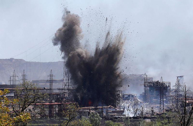 © Reuters. A view shows an explosion at a plant of Azovstal Iron and Steel Works during Ukraine-Russia conflict in the southern port city of Mariupol, Ukraine May 11, 2022. REUTERS/Alexander Ermochenko 