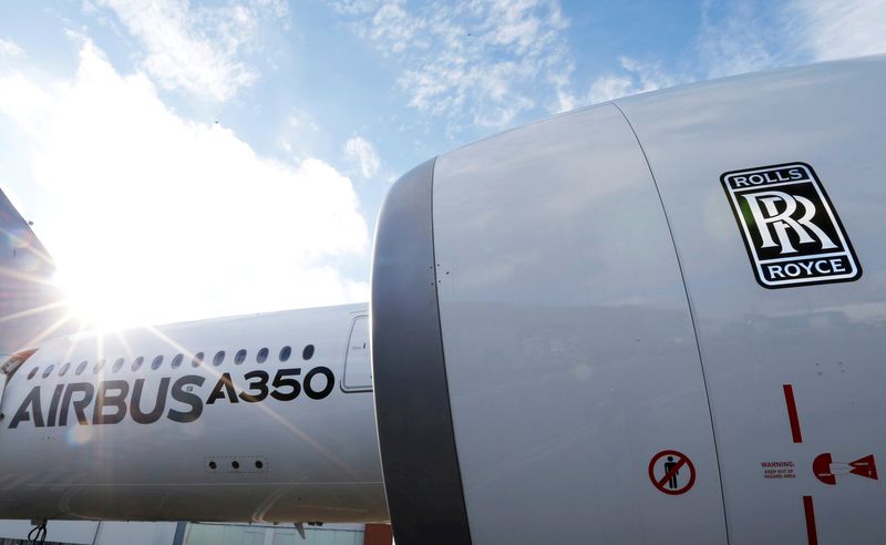 &copy; Reuters. FOTO DE ARCHIVO. Un Airbus A350 es fotografiado con el logo de Rolls-Royce en la sede de Airbus en Toulouse, Francia