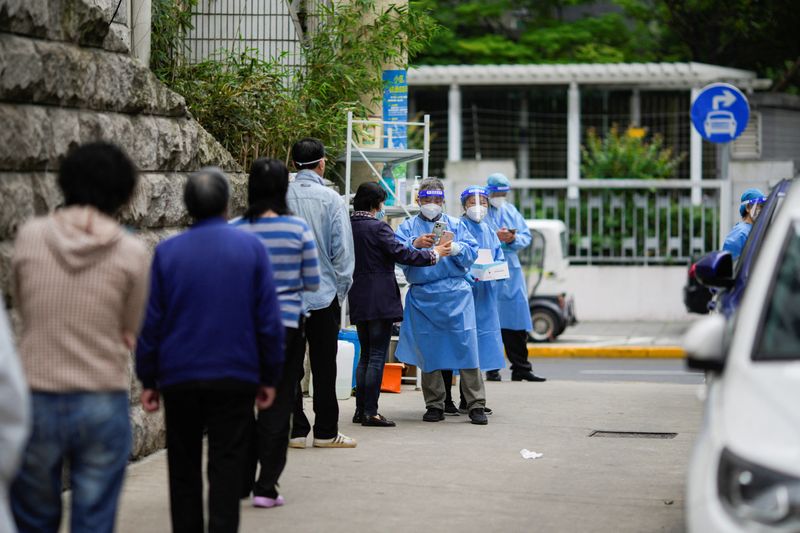 &copy; Reuters. 中国上海市では、新型コロナウイルスの新規感染が実質ゼロの状態と判定したばかりの地区で感染が確認され、感染防止の規制を再び強化した。写真は５月１２日、上海で撮影（２０２２年