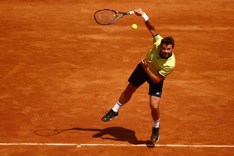 &copy; Reuters. لاعب التنس السويسري ستان فافرينكا خلال مباراة له في بطولة إيطاليا المفتوحة للتنس في روما يوم التاسع من مايو أيار 2022. تصوير: جولييلمو مانجياب