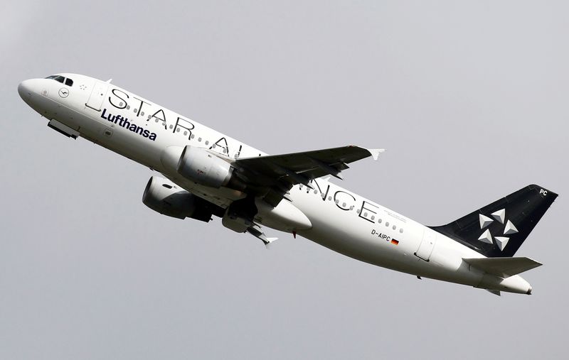 &copy; Reuters. FILE PHOTO: A Star Alliance Lufthansa Airbus A320 aircraft takes off in Colomiers near Toulouse, France, October 19, 2017. REUTERS/Regis Duvignau